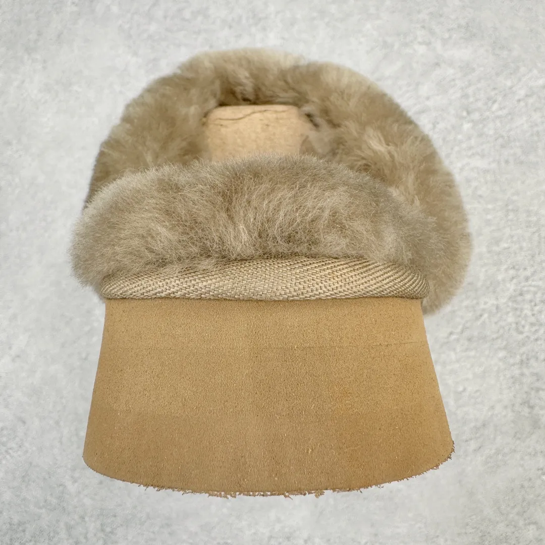 Pick up locally 💰520 UGG 2550 Star thick-soled autumn and winter sheep fur integrated snow boots. All shoes are made from ZP. Longfeng A-grade Australian imported sheep fur integrated brand OEM production line. Fully follow the ZP process. OEM original pattern maker adheres to the principle of no original shoes and no development selection. Pay attention to every detail. The most authentic TREADLITE "light wing" technology outsole on the market. Lightweight/durable/flexible/pile size: 35 36 37 38 39 40 Coding: by2936060